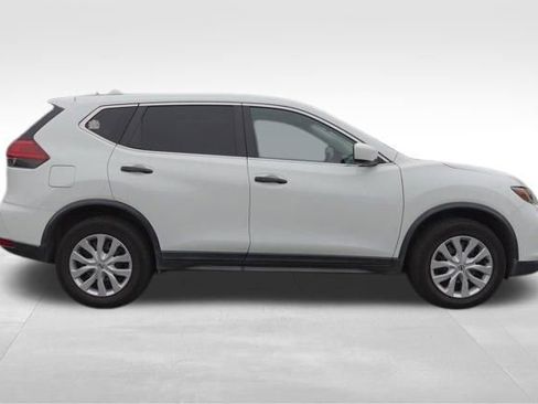 Used 2017 Nissan Rogue S image 2