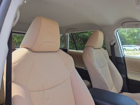Used 2021 Toyota RAV4 LE FWD image 15