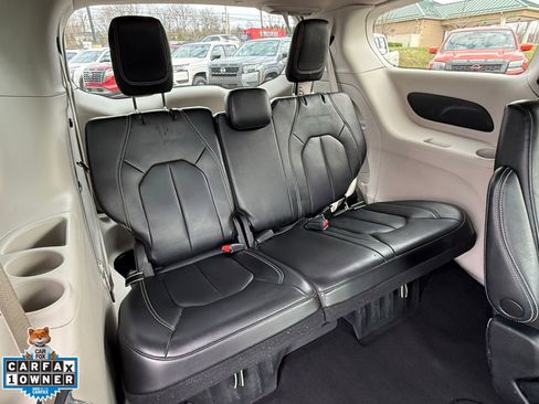 Used 2023 Chrysler Pacifica Touring-L image 5