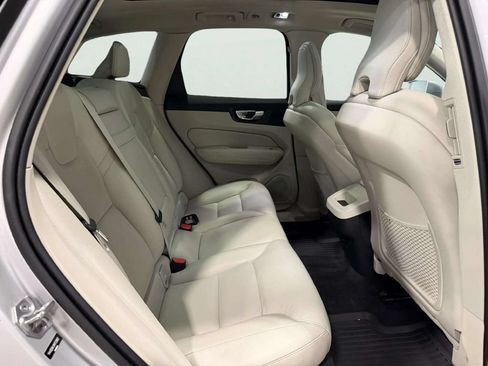 Used 2021 Volvo XC60 T5 Momentum AWD/4WD image 22