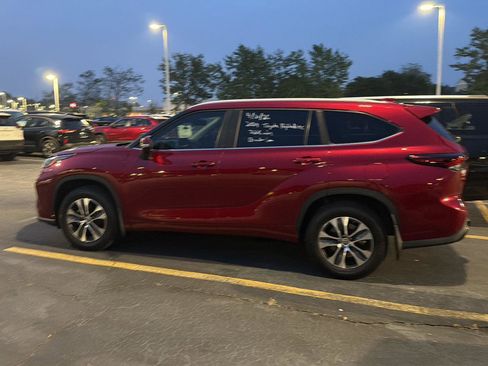 Certified 2024 Toyota Highlander XLE AWD/4WD image 8
