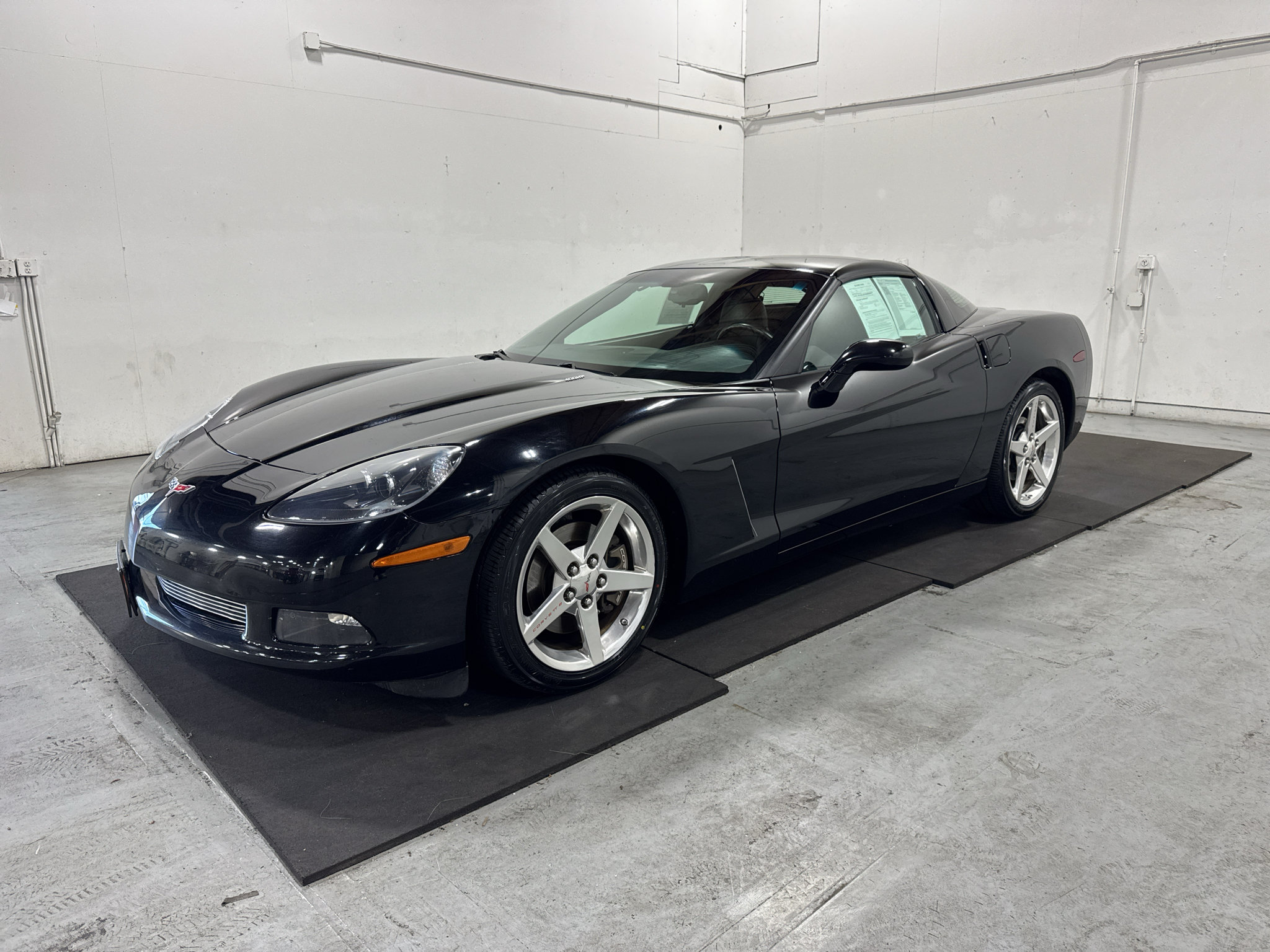 Used 2005 Chevrolet Corvette Coupe w/ Preferred Equipment Group RWD image 3