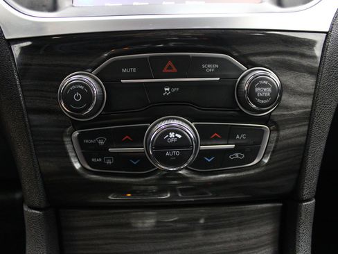 Used 2022 Chrysler 300 Touring w/ Sport Appearance Package RWD image 32