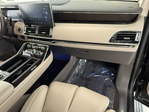 Used 2024 Lincoln Navigator Reserve AWD/4WD image 17
