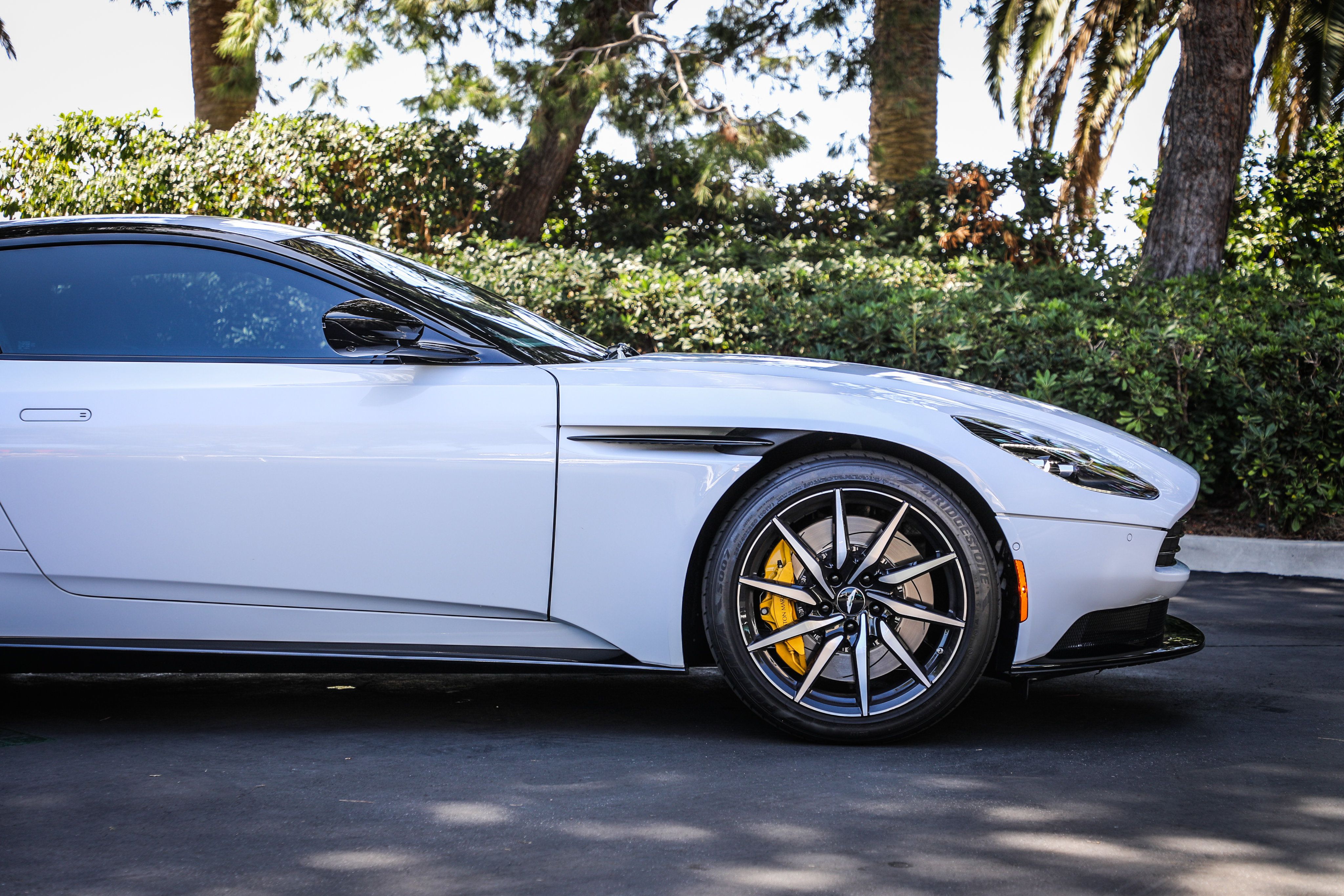 Used 2022 Aston Martin DB11 Coupe RWD image 23