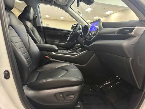 Used 2023 Toyota Highlander XLE AWD/4WD image 34