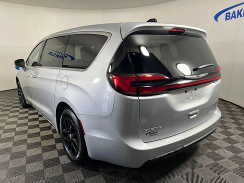 Used 2023 Chrysler Pacifica Touring-L FWD image 3