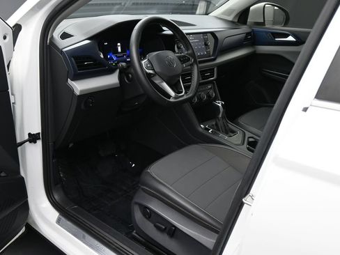 Used 2022 Volkswagen Taos SE FWD image 2