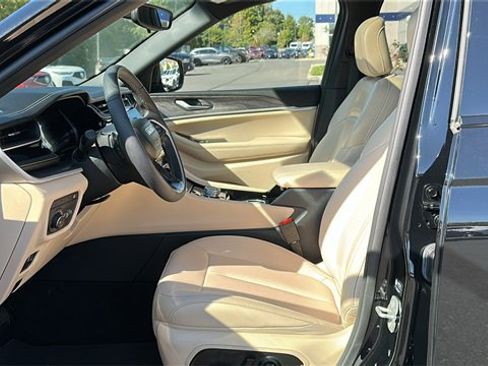 Used 2023 Jeep Grand Cherokee 4WD 4xe image 11