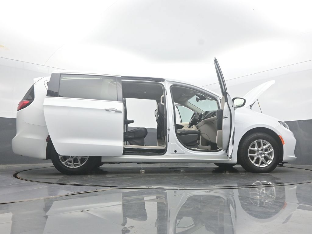 Used 2024 Chrysler Pacifica Touring-L FWD image 64