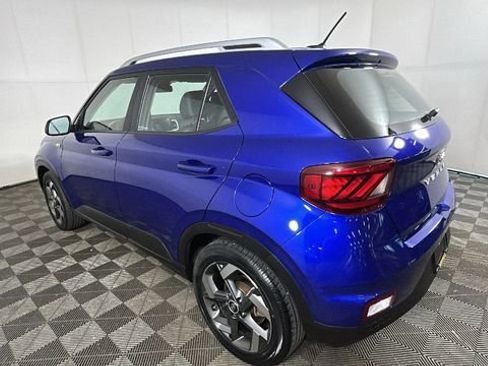 Used 2023 Hyundai Venue Limited FWD image 5