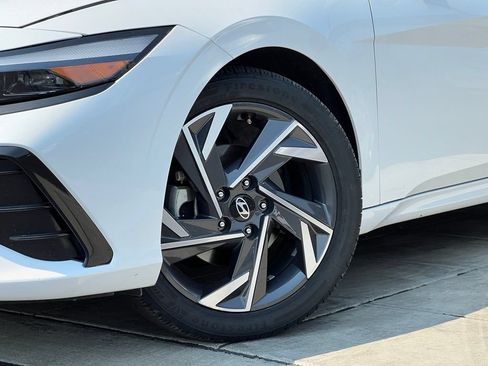 Certified 2025 Hyundai Elantra SEL FWD image 2