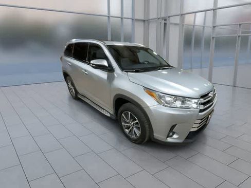 Certified 2017 Toyota Highlander XLE FWD image 2