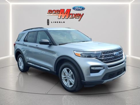 Used 2023 Ford Explorer XLT w/ Equipment Group 202A AWD/4WD image 3