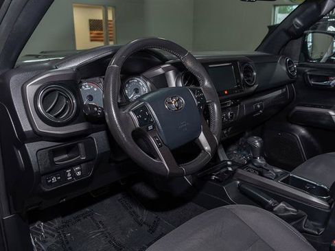 Used 2017 Toyota Tacoma TRD Sport AWD/4WD image 11