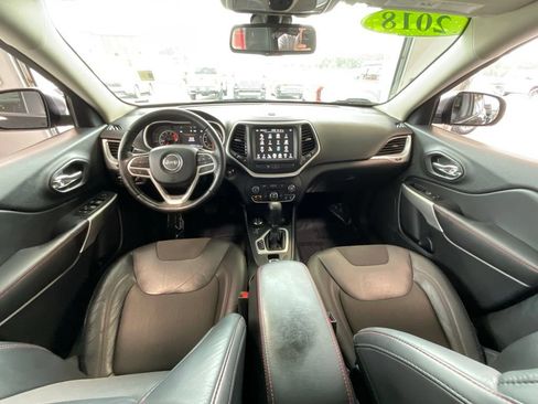 Used 2018 Jeep Cherokee Trailhawk AWD/4WD image 8