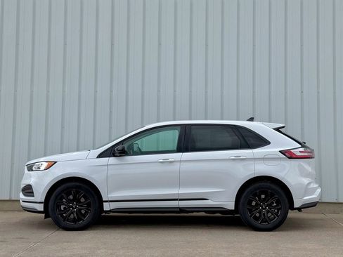 Used 2024 Ford Edge SE w/ Black Appearance Package image 3