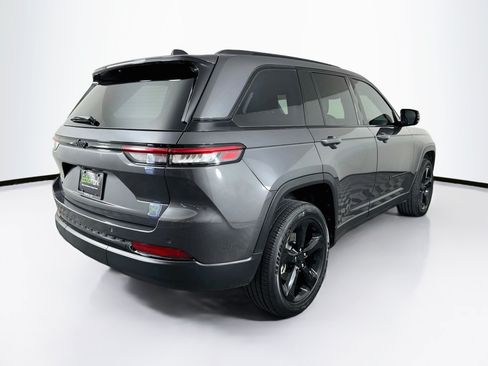 Used 2025 Jeep Grand Cherokee Altitude AWD/4WD image 9