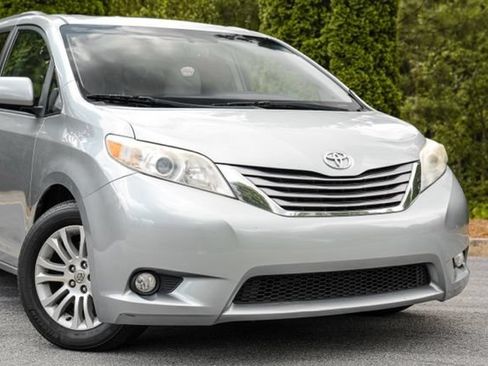 Used 2015 Toyota Sienna XLE w/ XLE Navigation Package FWD image 6
