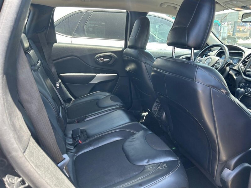 Used 2018 Jeep Cherokee Latitude Plus FWD image 30