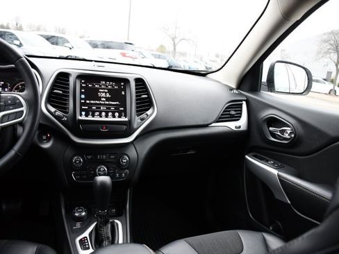 Used 2018 Jeep Cherokee Latitude Plus w/ Comfort/Convenience Group image 20