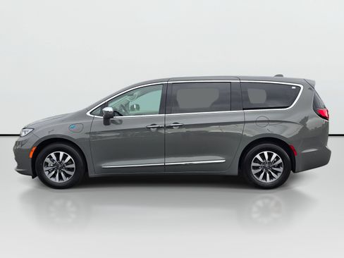 Used 2022 Chrysler Pacifica Limited FWD image 2