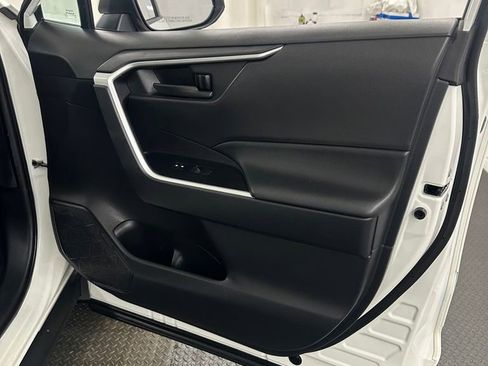 Used 2021 Toyota RAV4 LE AWD/4WD image 27