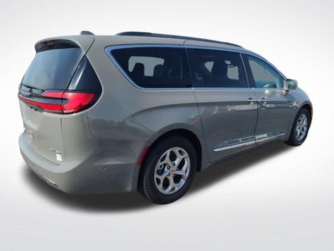 Used 2022 Chrysler Pacifica Limited FWD image 3