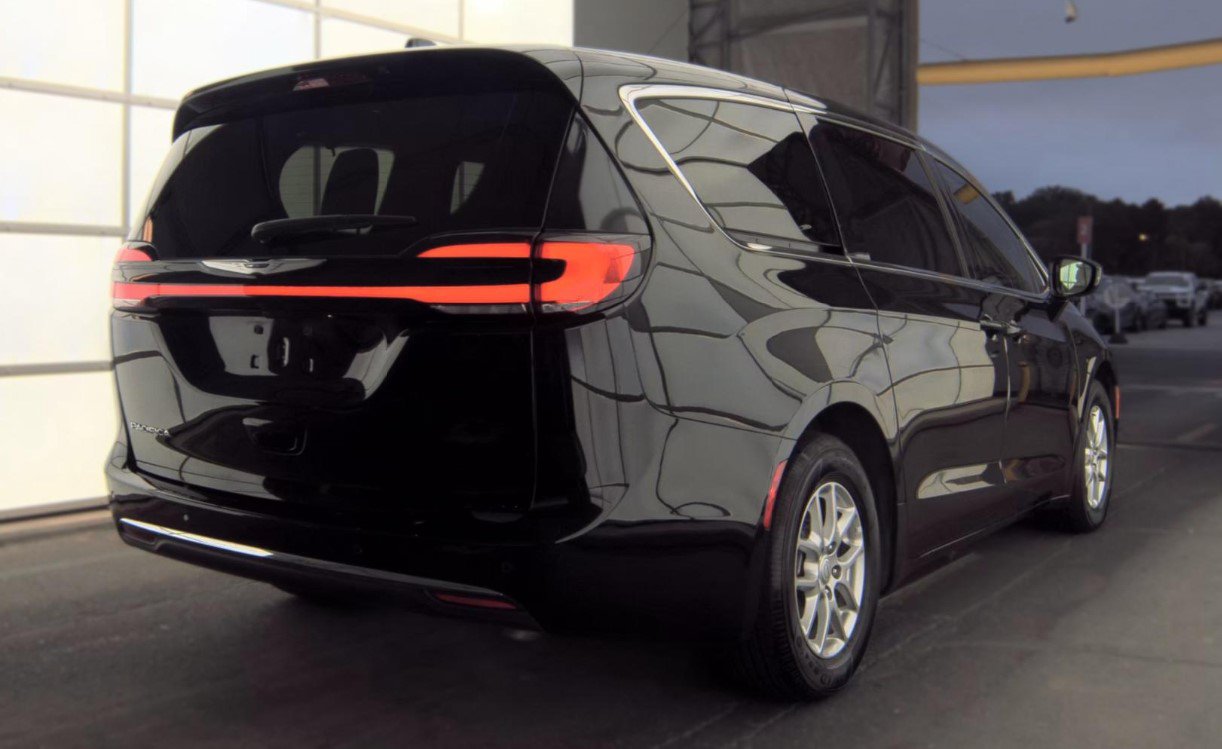 Used 2026 Chrysler Pacifica Select FWD image 4