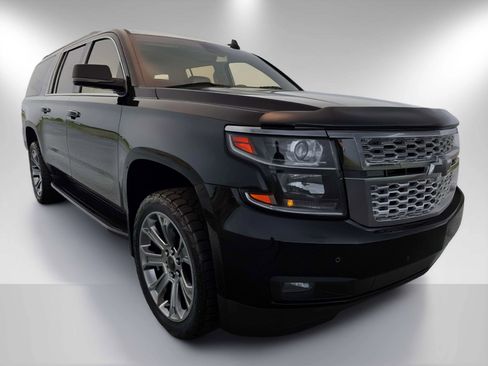 Used 2018 Chevrolet Suburban LT w/ Luxury Package RWD image 4