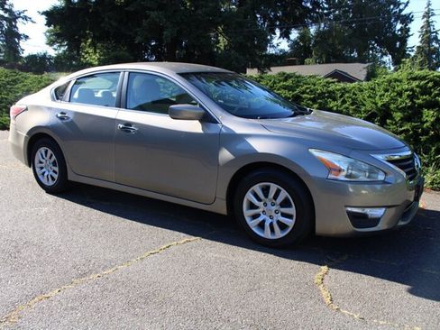 Used 2014 Nissan Altima 2.5 S w/ Display Audio Package FWD image 2