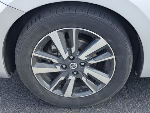 Used 2021 Nissan Versa SV FWD image 13