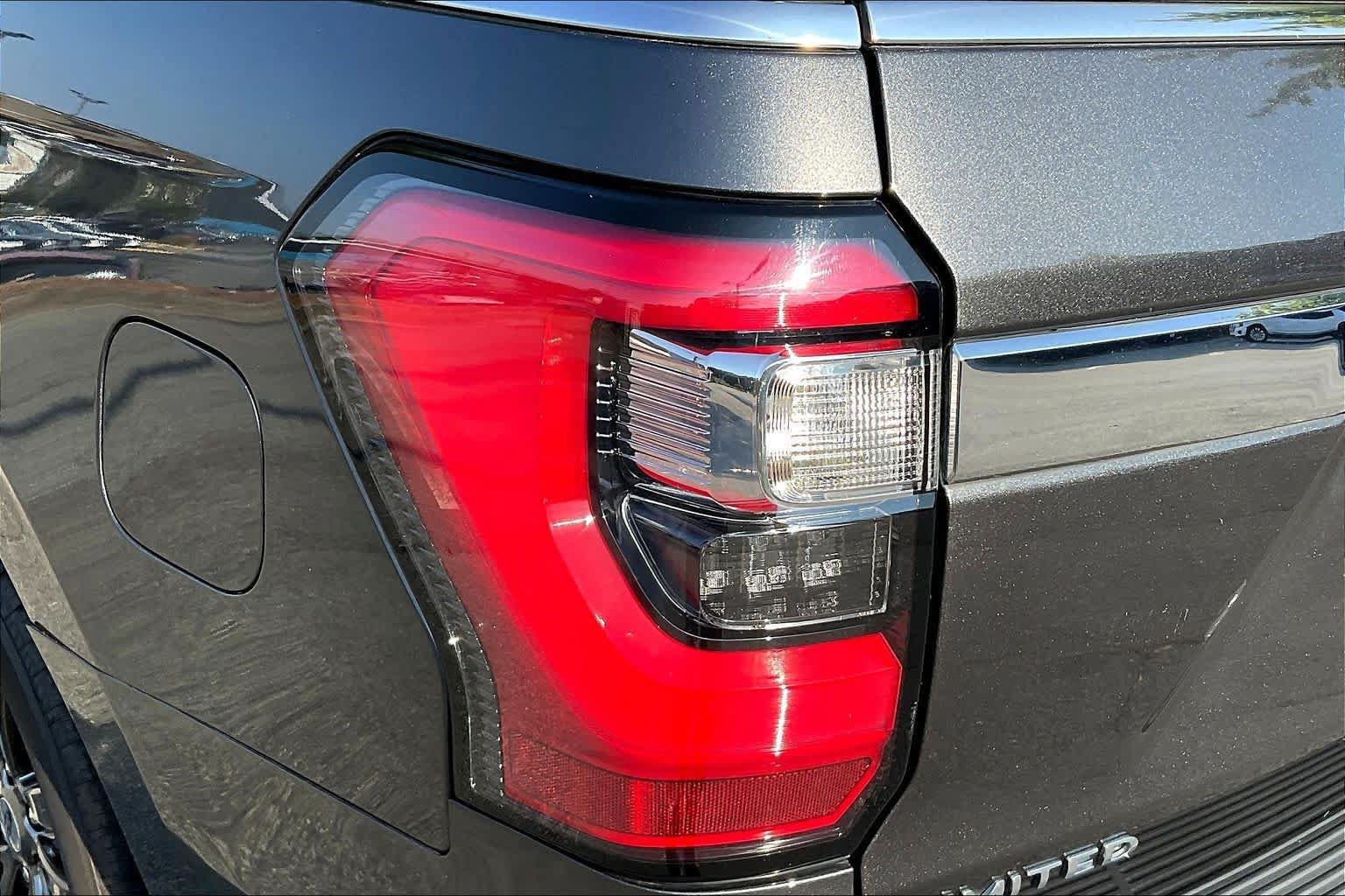 Used 2020 Ford Expedition Limited w/ Equipment Group 301A AWD/4WD image 29