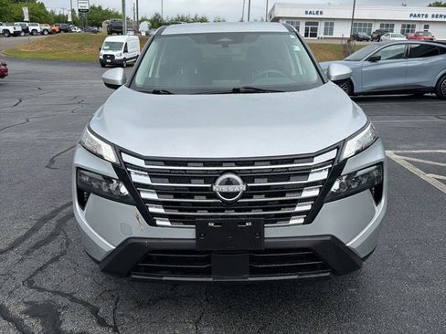 Used 2024 Nissan Rogue SV AWD/4WD image 3