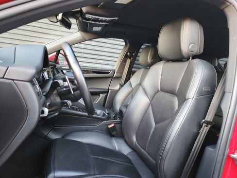 Certified 2024 Porsche Macan Base image 4