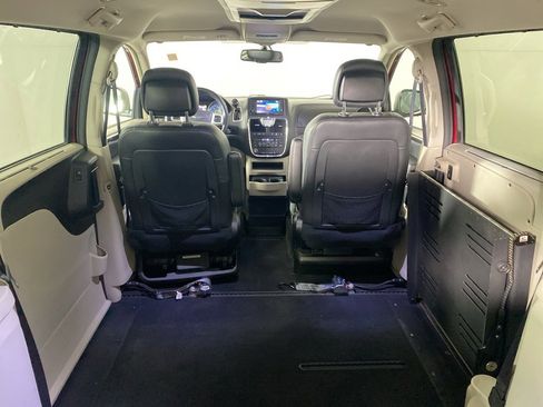 Used 2016 Chrysler Town & Country Touring w/ Driver Convenience Group image 10