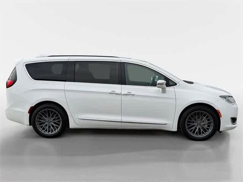 Used 2017 Chrysler Pacifica Limited w/ UConnect Theater Package image 15