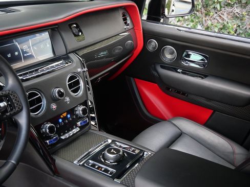 Certified 2020 Rolls-Royce Cullinan Black Badge image 27