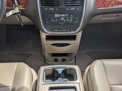 Used 2016 Chrysler Town & Country Touring FWD image 20
