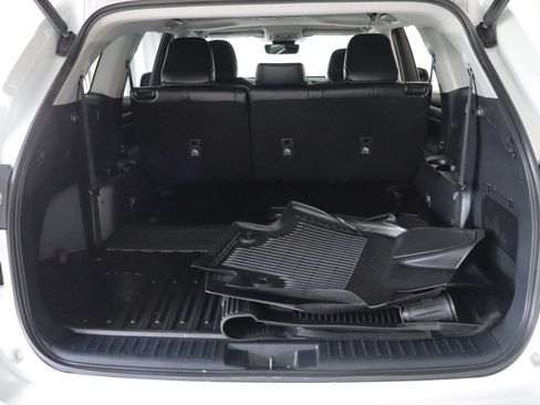 Used 2022 Toyota Highlander XLE AWD/4WD image 24