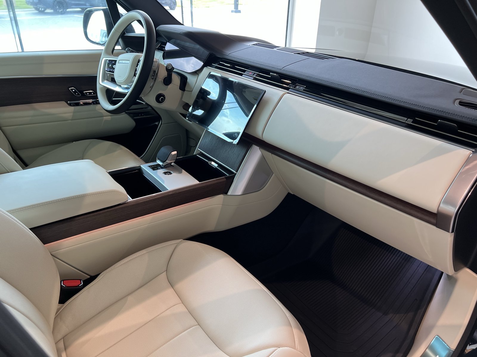 New 2026 Land Rover Range Rover Long Wheelbase SE AWD/4WD image 3