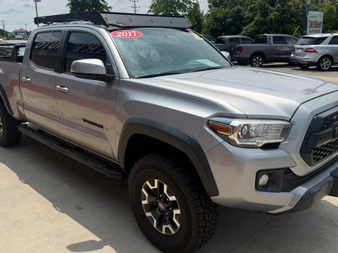Used 2017 Toyota Tacoma TRD Off-Road w/ Premium & Technology Package AWD/4WD image 2