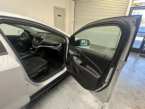 Used 2017 Chevrolet Volt LT w/ Comfort Package image 13