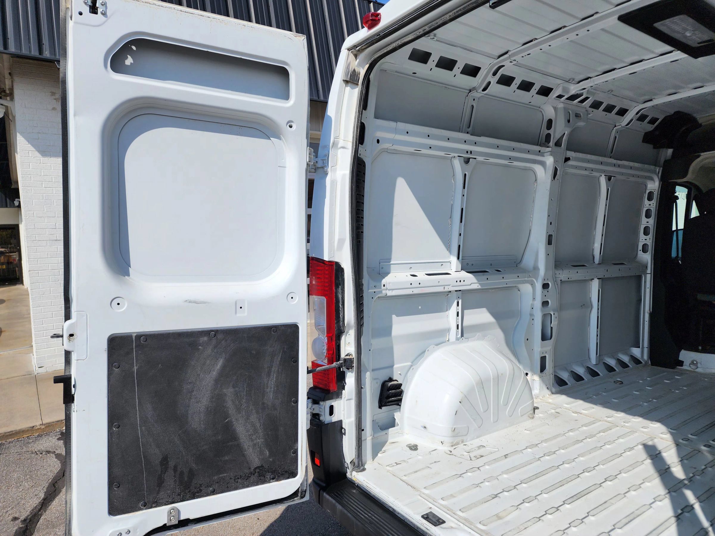 Used 2025 RAM ProMaster 2500 w/ Convenience Group FWD image 19