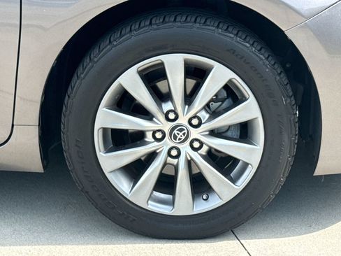 Used 2017 Toyota Camry XLE w/ Moonroof Package FWD image 11
