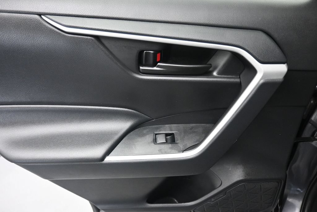 Used 2021 Toyota RAV4 LE FWD image 28