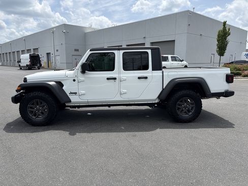 Used 2025 Jeep Gladiator Sport AWD/4WD image 6
