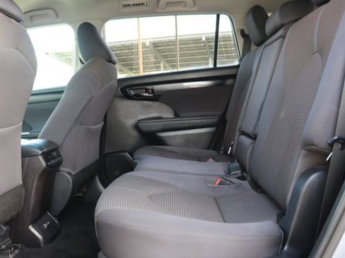 Used 2022 Toyota Highlander LE image 14