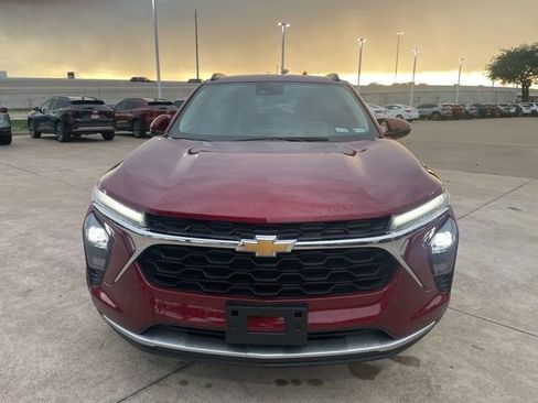 Used 2025 Chevrolet Trax LT FWD image 2