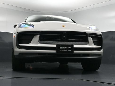Certified 2025 Porsche Macan AWD/4WD image 29